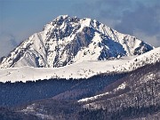 16 Zoom verso la Grignetta (2177 m) preceduta dalla Costa del Pallio